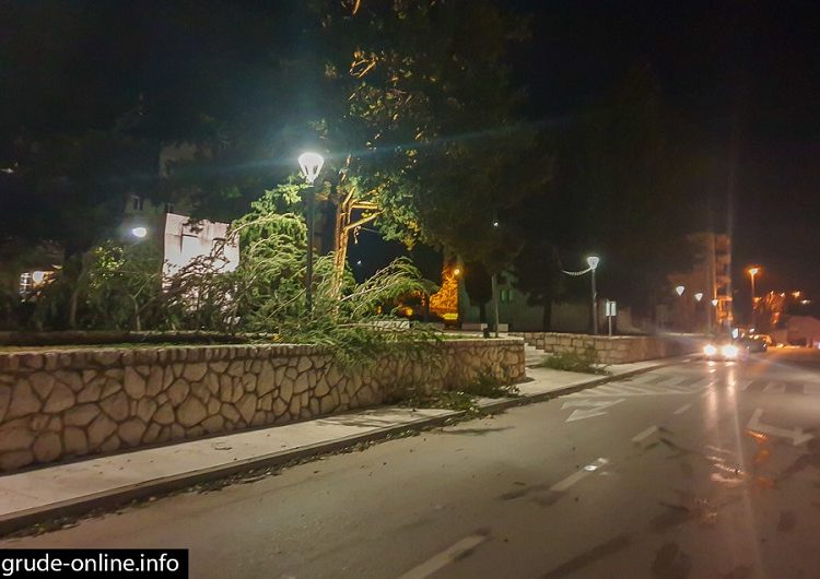 Vjetar digao krov s Eroneta u Grudama i napravio štetu u središtu
