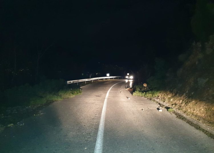 Jak vjetar u Mostaru lomio stabla, rušio fasade, krovove, oštećeno više automobila