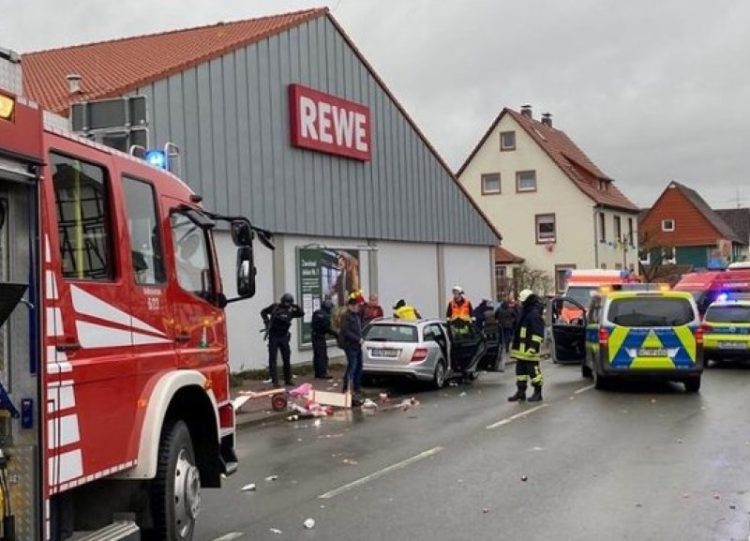 Njemačka: Izgledalo je kao da vozač namjeno cilja djecu te se “punom brzinom” zabio u gomilu