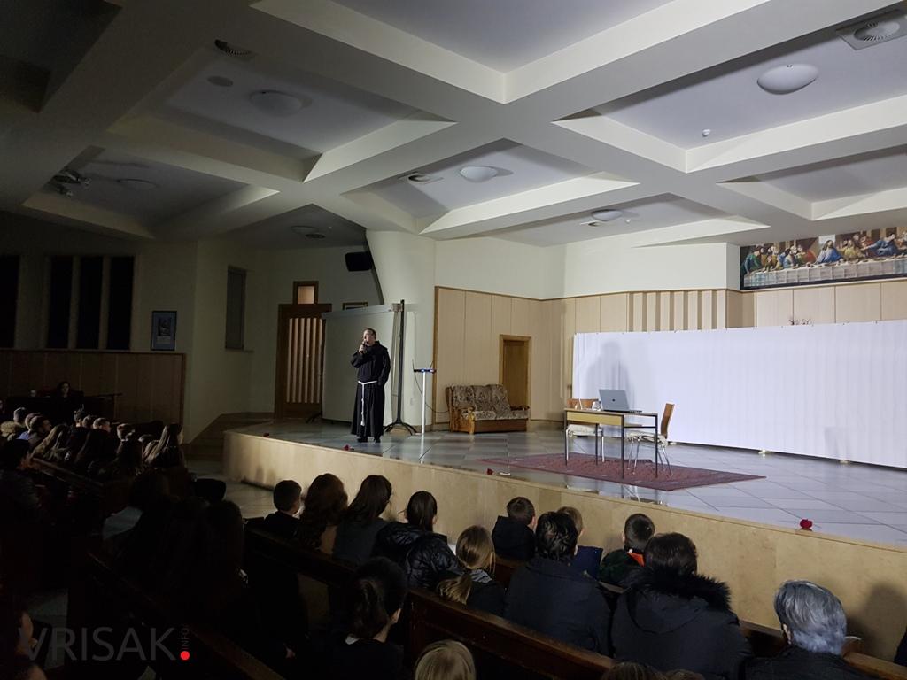 Širokobriješki framaši oduševili publiku u Posušju s predstavom “Pomozi mi disati”