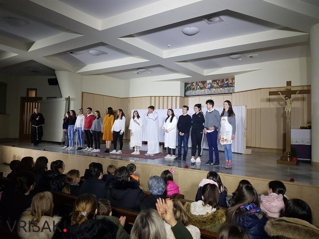 Širokobriješki framaši oduševili publiku u Posušju s predstavom “Pomozi mi disati”