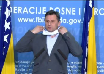 Premijer Novalić se pogubio sa stavljanjem zaštitne maske