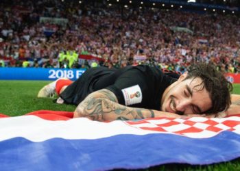 U nedjelju u 20 sati iziđite na svoje balkone i prozore i zapjevajte “Moja domovina”!