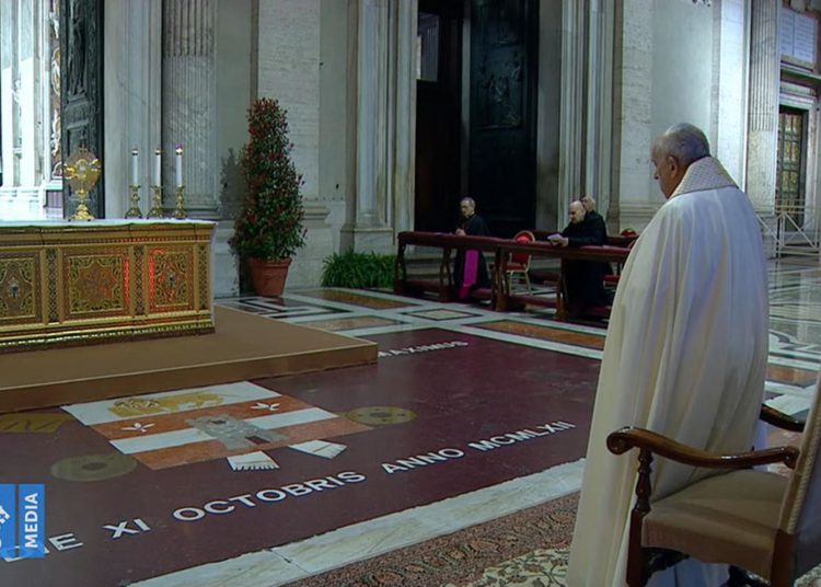 Papa Franjo dao potpuni oprost i molio za kraj pandemije