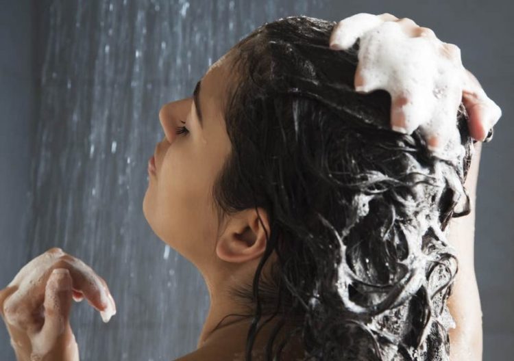 Moguće je da prečesto perete svoju kosu, a ovo su glavni pokazatelji toga