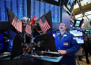 Dolar ojačao na završetku kvartala