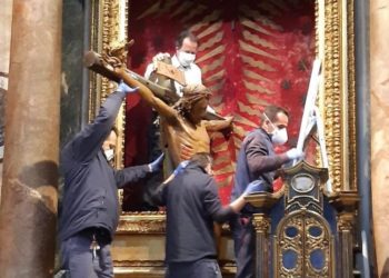 Čudotvorno raspelo kojim je zaustavljena kuga prebačeno na Trg sv. Petra uoči Papina blagoslova