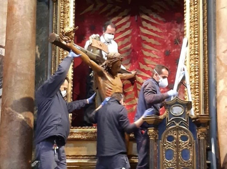 Čudotvorno raspelo kojim je zaustavljena kuga prebačeno na Trg sv. Petra uoči Papina blagoslova