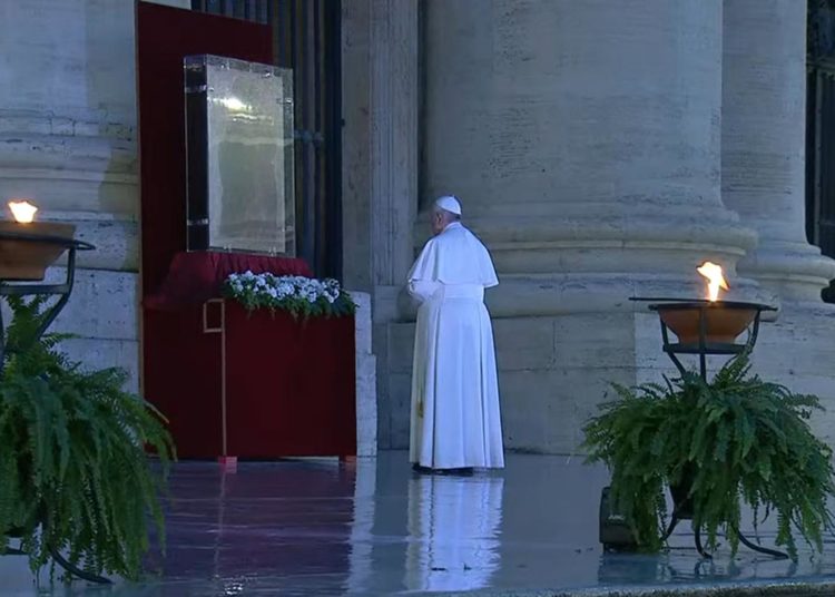 Papa Franjo dao potpuni oprost i molio za kraj pandemije