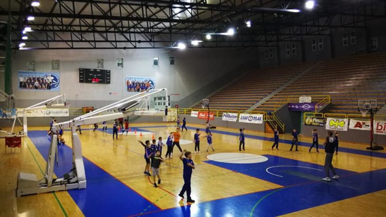 Škola košarka u Grudama bogatija za dva pomoćna koša