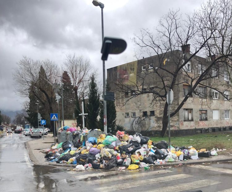 Mostar ponovno zatrpan smećem, osim Uborka blokiran krug JP Parkovi u Rodoču