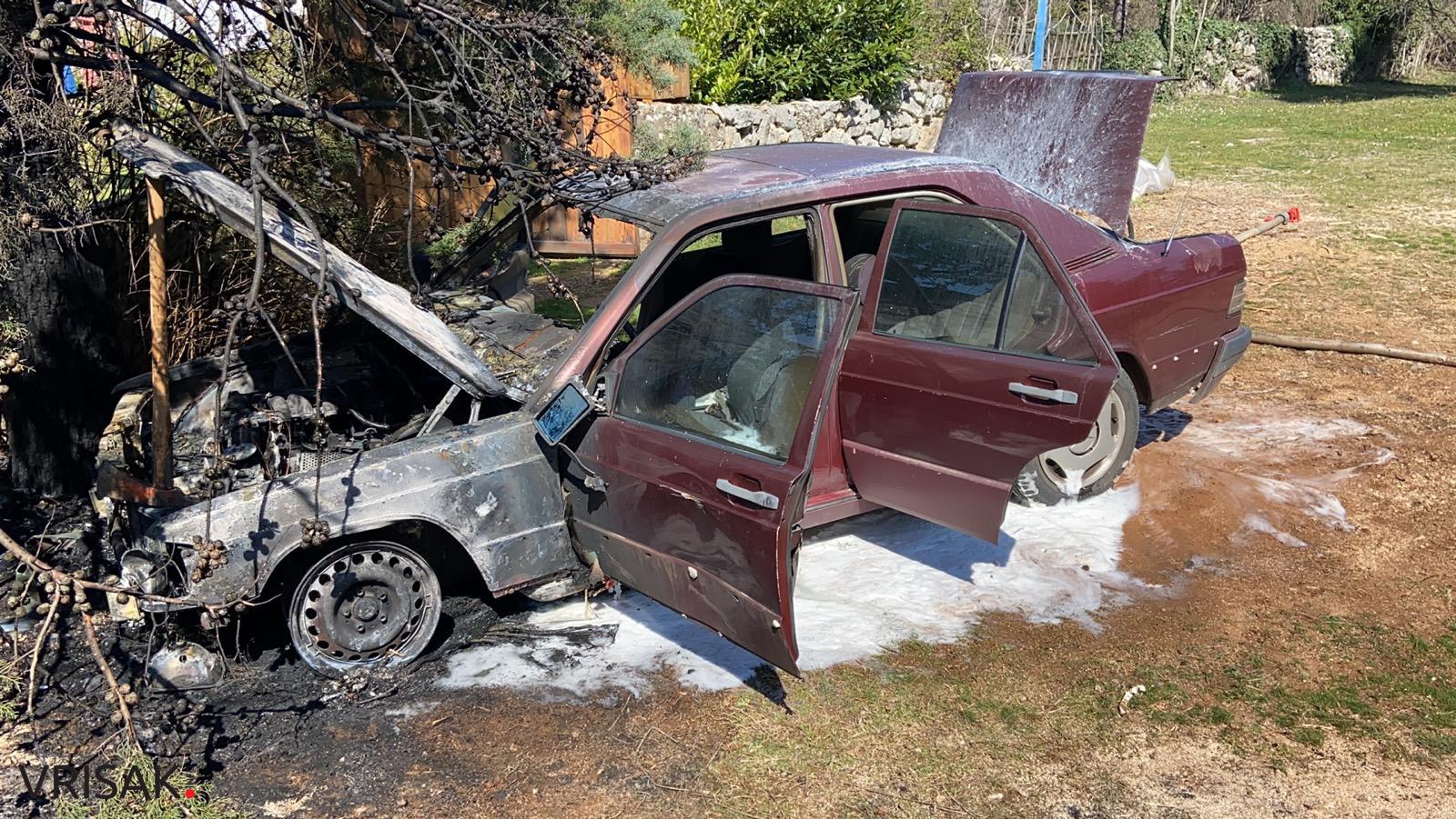 Ljubuški: Izgorio automobil na Mostarskim Vratima