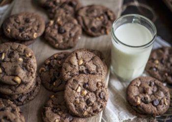 Ukusni keksi s lješnjakom i komadićima čokolade