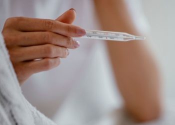 Koja je normalna tjelesna temperatura i kako razlikovati simptome gripe, prehlade i COVIDA-19?