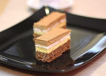 Trostruki užitak: Recept za omiljene kremaste kocke kojima rijetki mogu odoljeti