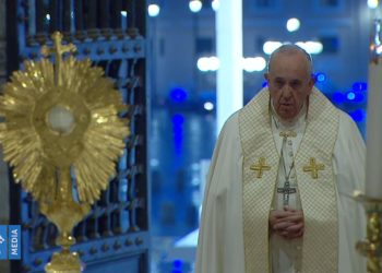 Papa Franjo dao potpuni oprost i molio za kraj pandemije