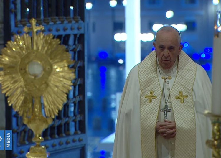 Papa Franjo dao potpuni oprost i molio za kraj pandemije