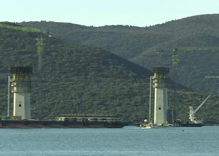 Kineski radnici na Pelješkom mostu ne posustaju, počinje montaža prve rasponske konstrukcije