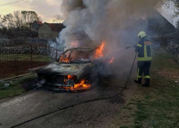 U Ružićima potpuno izgorio automobil