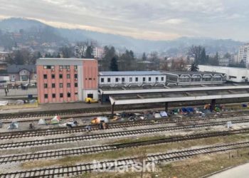 Uz asistenciju policije započelo izmještanje migranata iz Tuzle