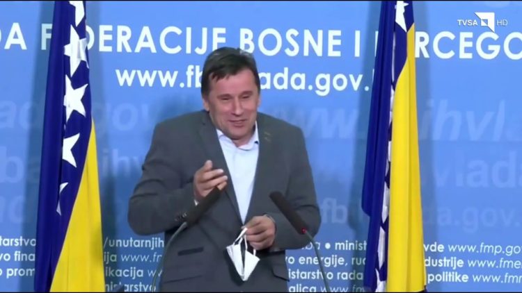 Premijer Novalić se pogubio sa stavljanjem zaštitne maske