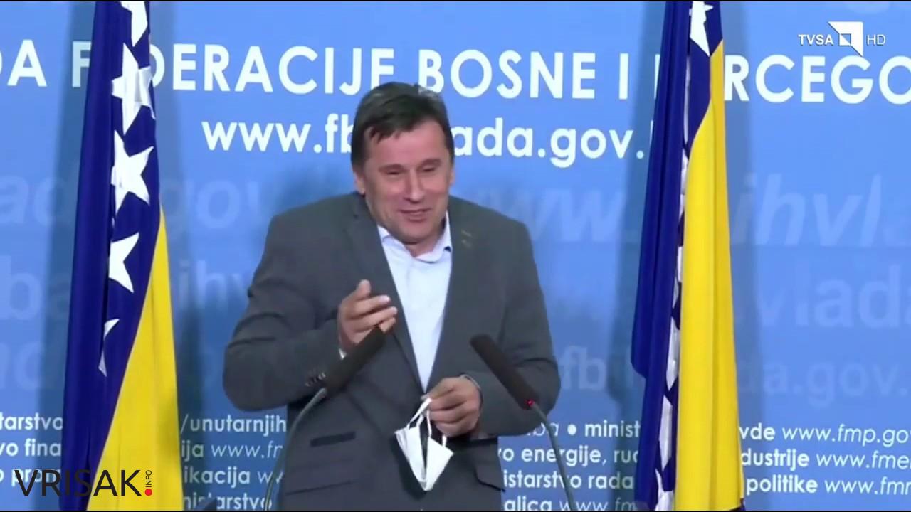 Premijer Novalić se pogubio sa stavljanjem zaštitne maske