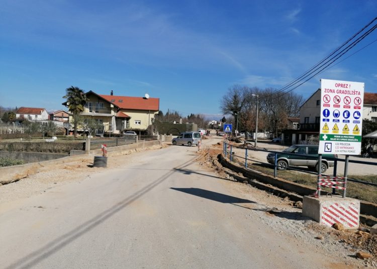 Pogledajte kako teku radovi na rehabilitaciji regionalne ceste od Miletine do Atlasa