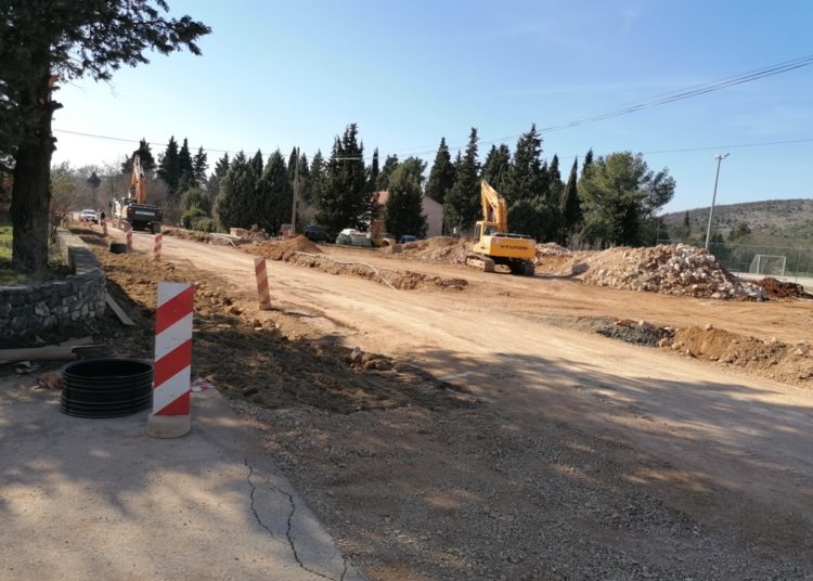 Pogledajte kako teku radovi na rehabilitaciji regionalne ceste od Miletine do Atlasa