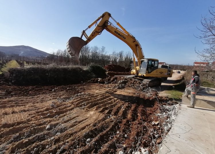 Pogledajte kako teku radovi na rehabilitaciji regionalne ceste od Miletine do Atlasa