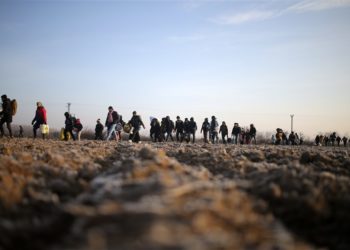 Europska komisija migrantima nudi po 2000 eura za odlazak iz Grčke