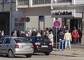 Alarmantno: Umirovljenici ispred UniCredit banke u Mostaru stajali jedan uz drugog