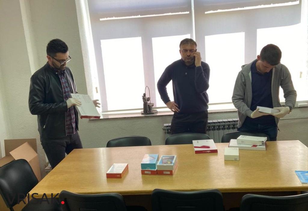 Članovi OO Mladeži i Zajednice žena HDZ BiH Posušje donirali tablete srednjim školama u Posušju