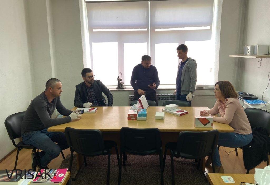 Članovi OO Mladeži i Zajednice žena HDZ BiH Posušje donirali tablete srednjim školama u Posušju