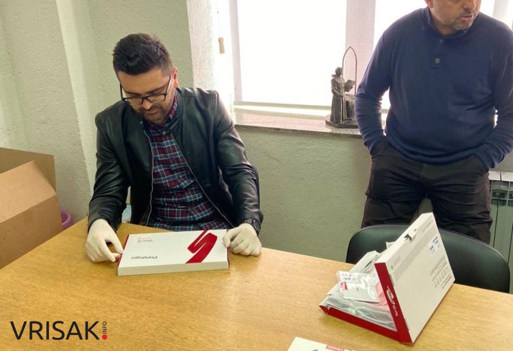 Članovi OO Mladeži i Zajednice žena HDZ BiH Posušje donirali tablete srednjim školama u Posušju