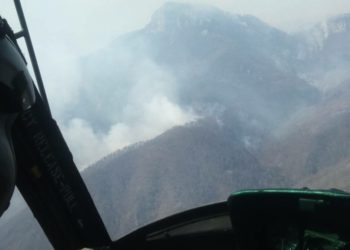 Helikopter Oružanih snaga BiH i drugi dan gasi požar kod Prozora