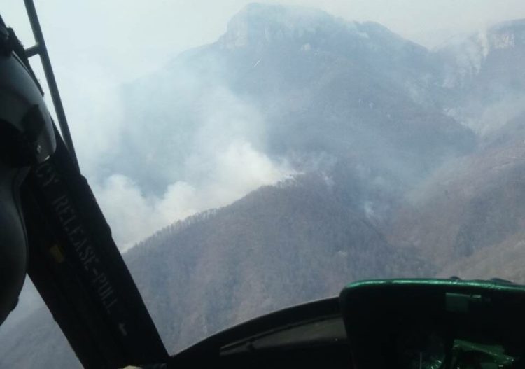 Helikopter Oružanih snaga BiH i drugi dan gasi požar kod Prozora