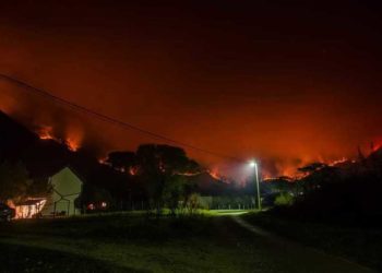 Požar iznad Mostara izmaknuo kontroli, spušta se prema naseljenim područjima Kuti i Livač