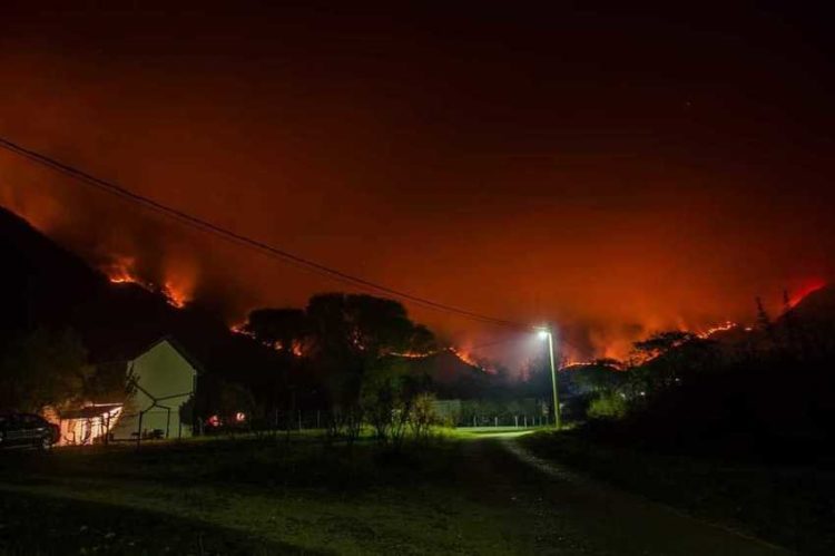 Požar iznad Mostara izmaknuo kontroli, spušta se prema naseljenim područjima Kuti i Livač