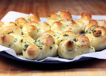 Slasna domaća peciva s parmezanom i češnjakom