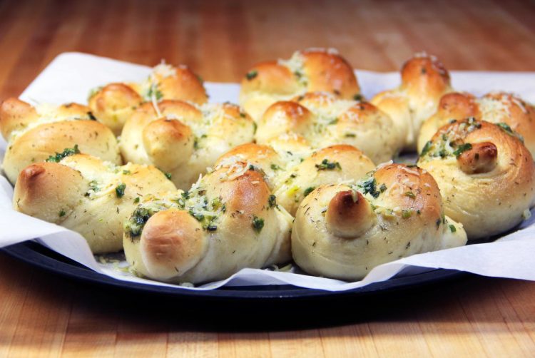 Slasna domaća peciva s parmezanom i češnjakom