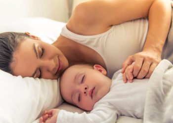 Dokazano: Spavanje u istom krevetu s vašom bebom pozitivno utječe na njih!