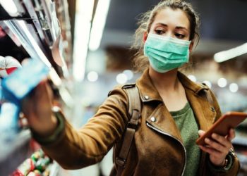 Primijetili ste prištiće i crvenilo nakon nošenja zaštitne maske? Dermatolozi savjetuju kako ublažiti problem