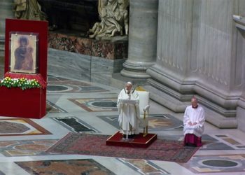 Papa održao vazmeno bdijenje u praznoj bazilici