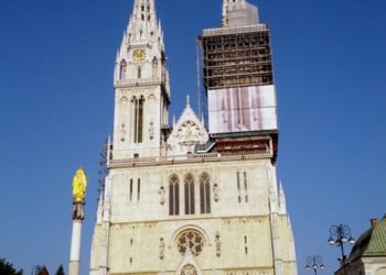 Skida se vrh tornja zagrebačke katedrale