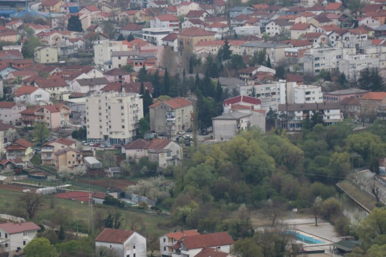 Sunce sja, pada snijeg, u meni samo Široki Brijeg