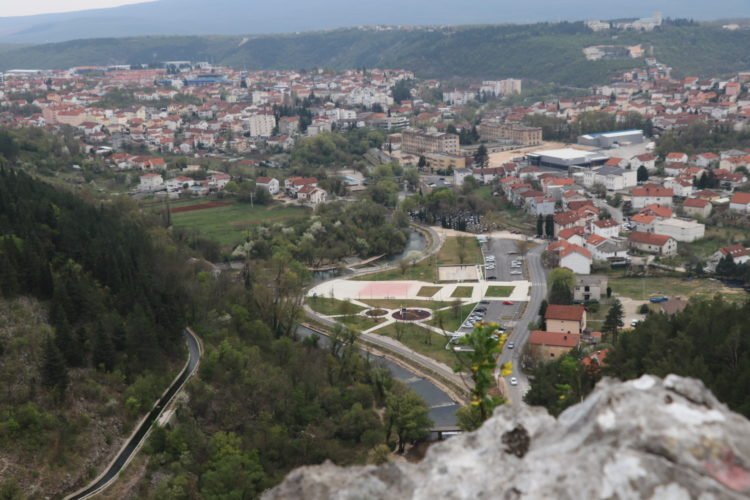 Sunce sja, pada snijeg, u meni samo Široki Brijeg