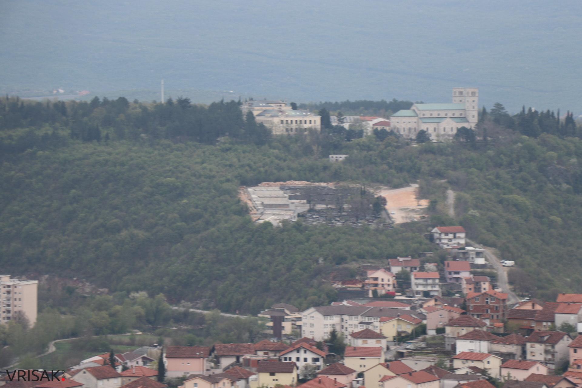 Sunce sja, pada snijeg, u meni samo Široki Brijeg