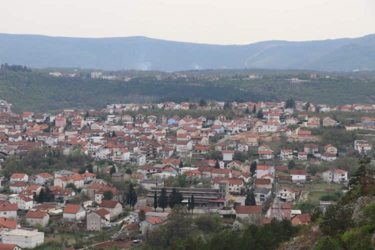 Sunce sja, pada snijeg, u meni samo Široki Brijeg