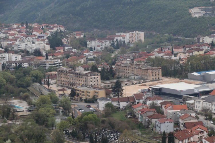 Sunce sja, pada snijeg, u meni samo Široki Brijeg