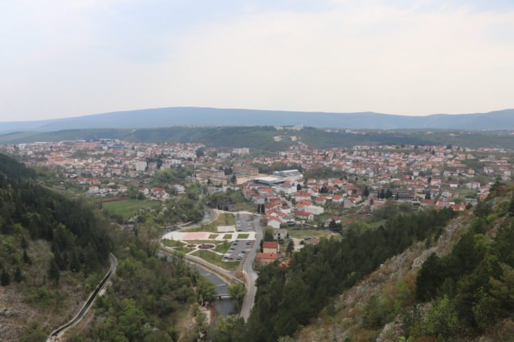 Sunce sja, pada snijeg, u meni samo Široki Brijeg